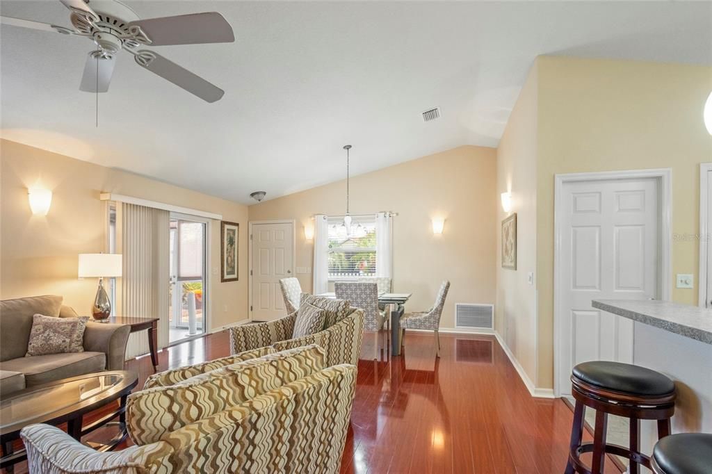 合同活跃: $314,000 (2 贝兹, 2 浴室, 1156 平方英尺)