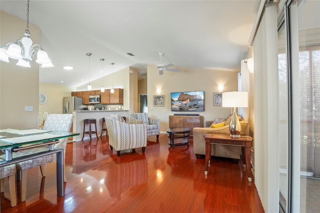 合同活跃: $314,000 (2 贝兹, 2 浴室, 1156 平方英尺)