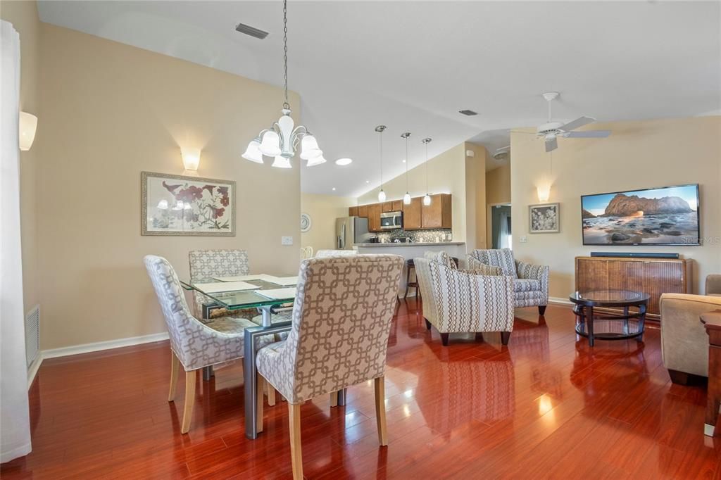 合同活跃: $314,000 (2 贝兹, 2 浴室, 1156 平方英尺)