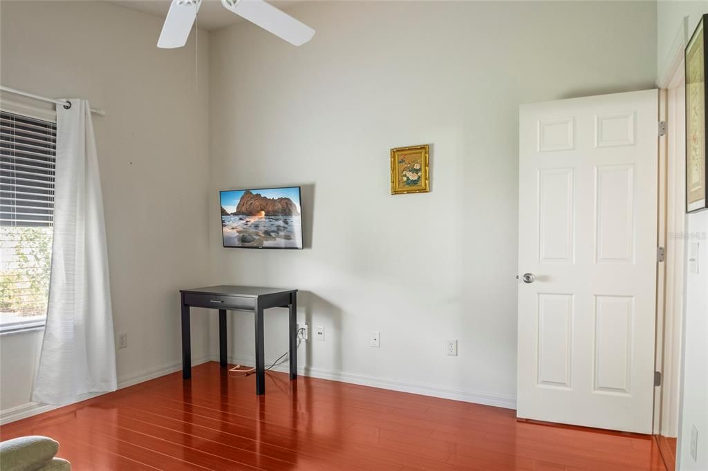 合同活跃: $314,000 (2 贝兹, 2 浴室, 1156 平方英尺)