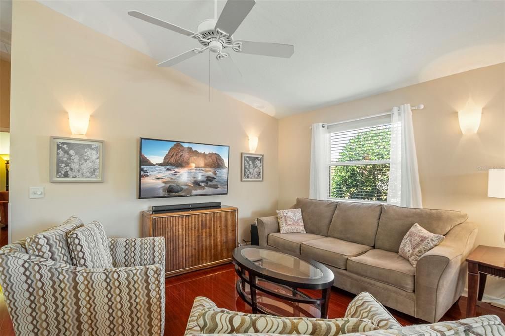 合同活跃: $314,000 (2 贝兹, 2 浴室, 1156 平方英尺)