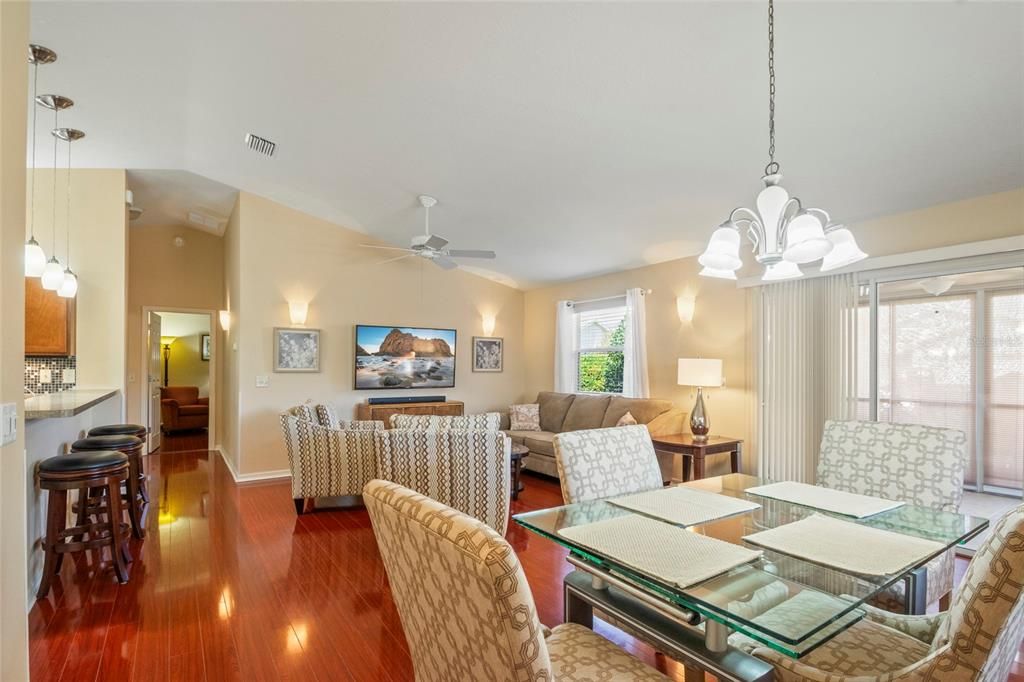 合同活跃: $314,000 (2 贝兹, 2 浴室, 1156 平方英尺)