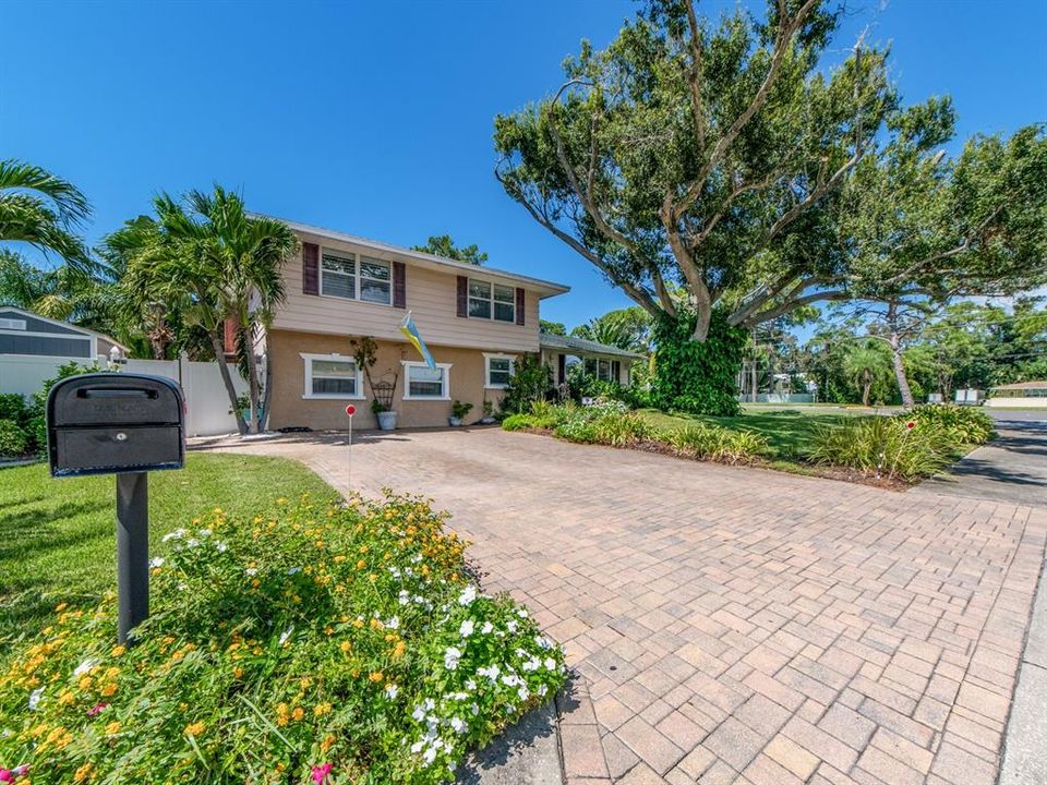 Vendido Recientemente: $799,000 (5 camas, 3 baños, 2622 Pies cuadrados)