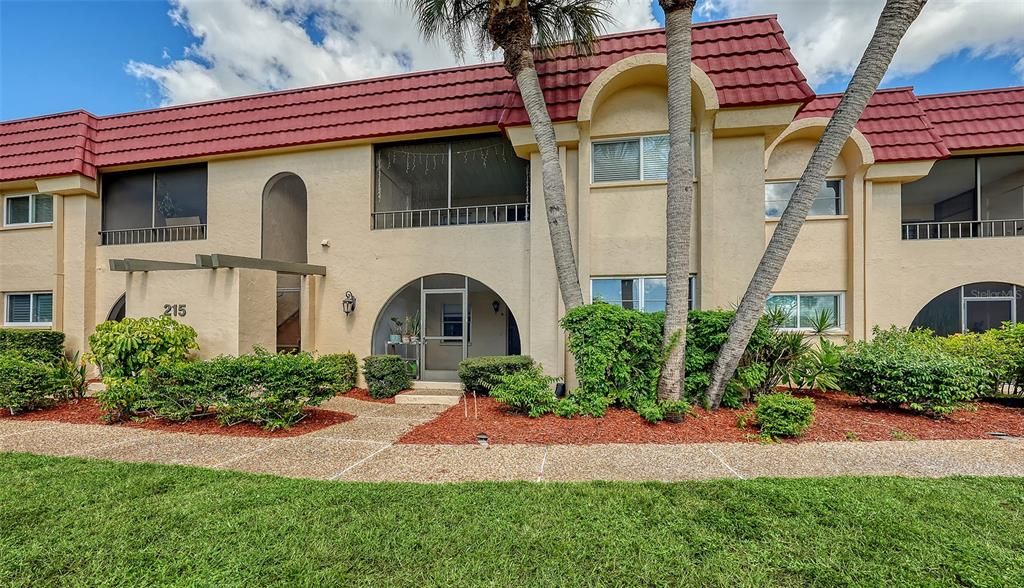 Под контрактом: $190,000 (2 спален, 2 ванн, 1290 Квадратных фут)