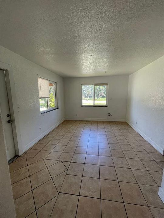 待售: $239,900 (4 贝兹, 0 浴室, 1242 平方英尺)