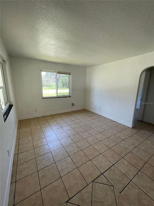 待售: $239,900 (4 贝兹, 0 浴室, 1242 平方英尺)