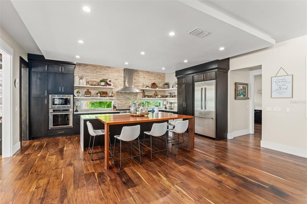 For Sale: $3,600,000 (5 beds, 6 baths, 5501 Square Feet)