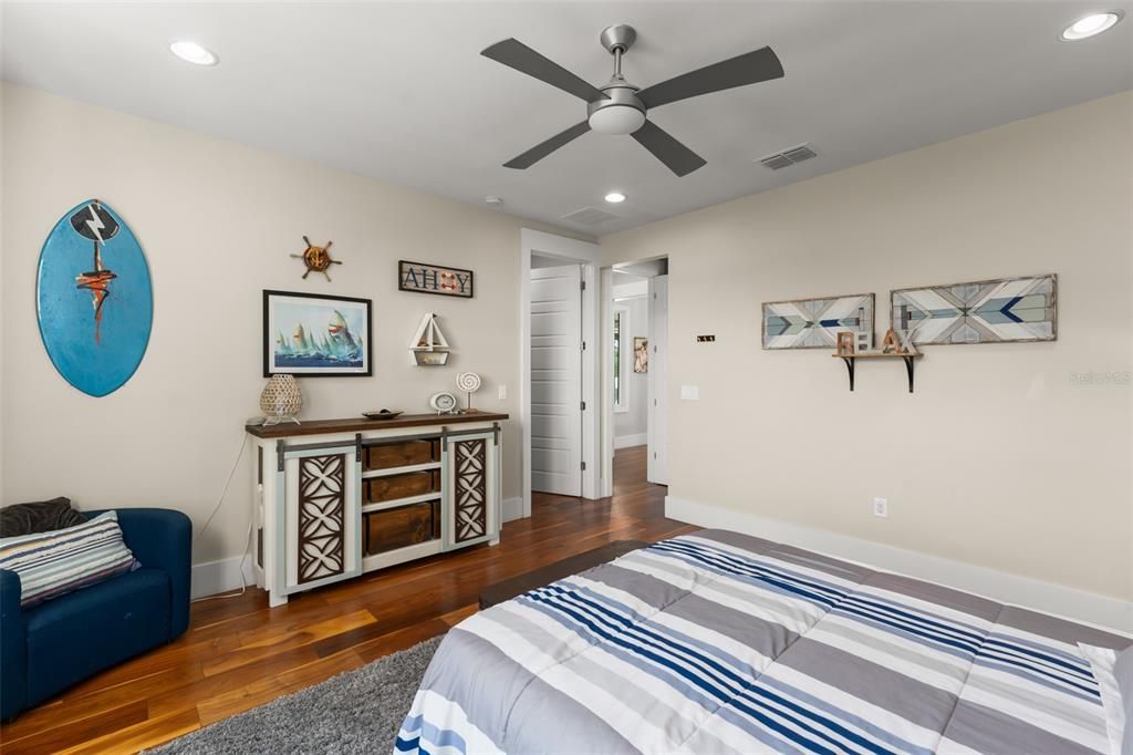 For Sale: $3,600,000 (5 beds, 6 baths, 5501 Square Feet)