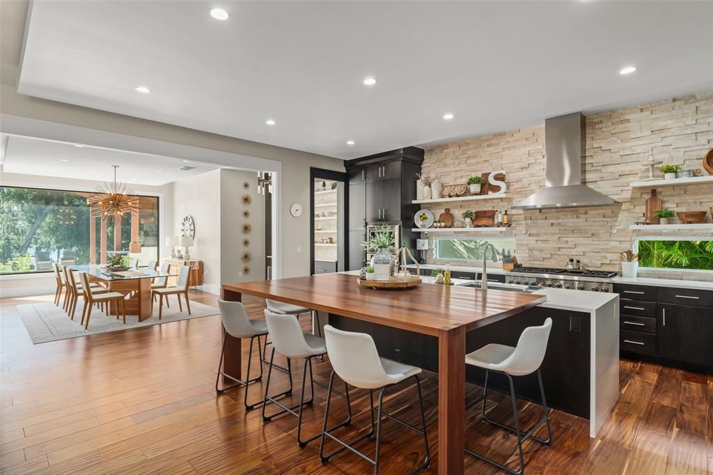 For Sale: $3,600,000 (5 beds, 6 baths, 5501 Square Feet)