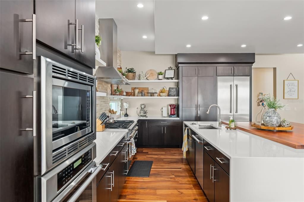 For Sale: $3,600,000 (5 beds, 6 baths, 5501 Square Feet)