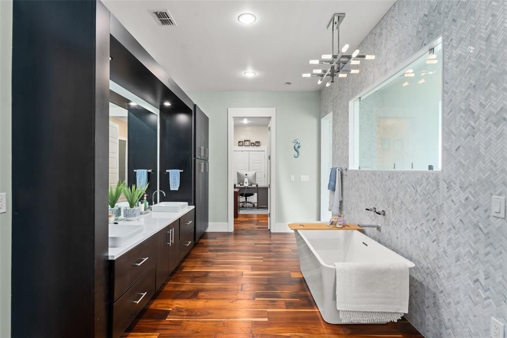 For Sale: $3,600,000 (5 beds, 6 baths, 5501 Square Feet)