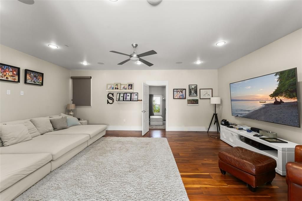 For Sale: $3,600,000 (5 beds, 6 baths, 5501 Square Feet)