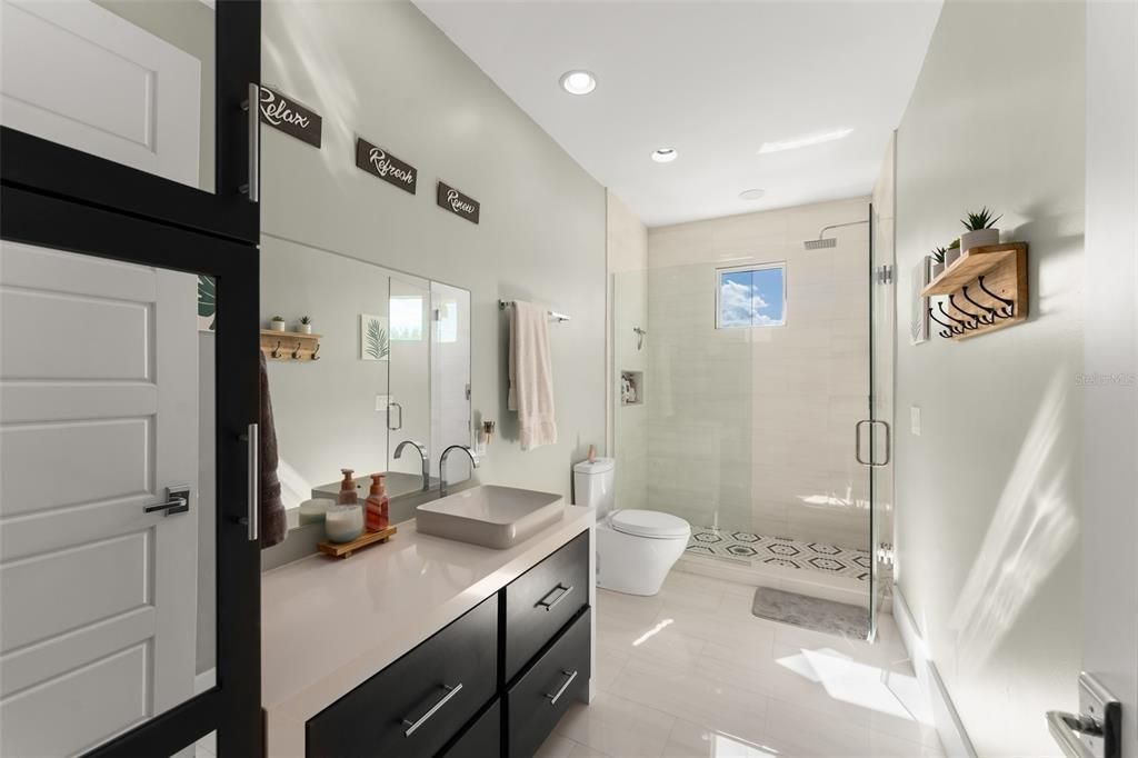 For Sale: $3,600,000 (5 beds, 6 baths, 5501 Square Feet)