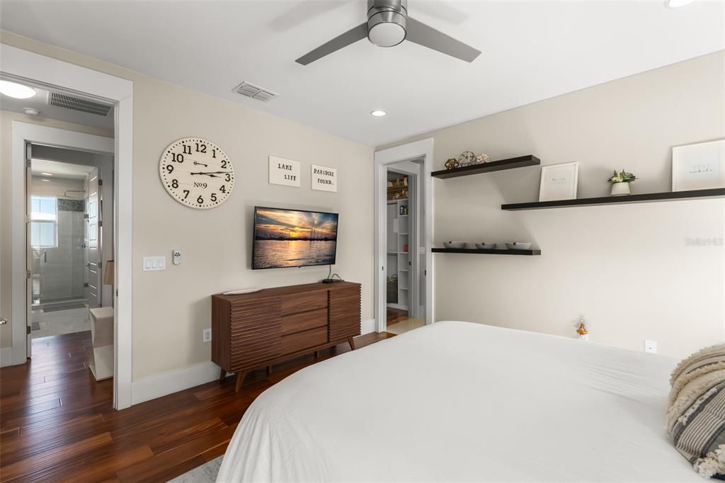 For Sale: $3,600,000 (5 beds, 6 baths, 5501 Square Feet)