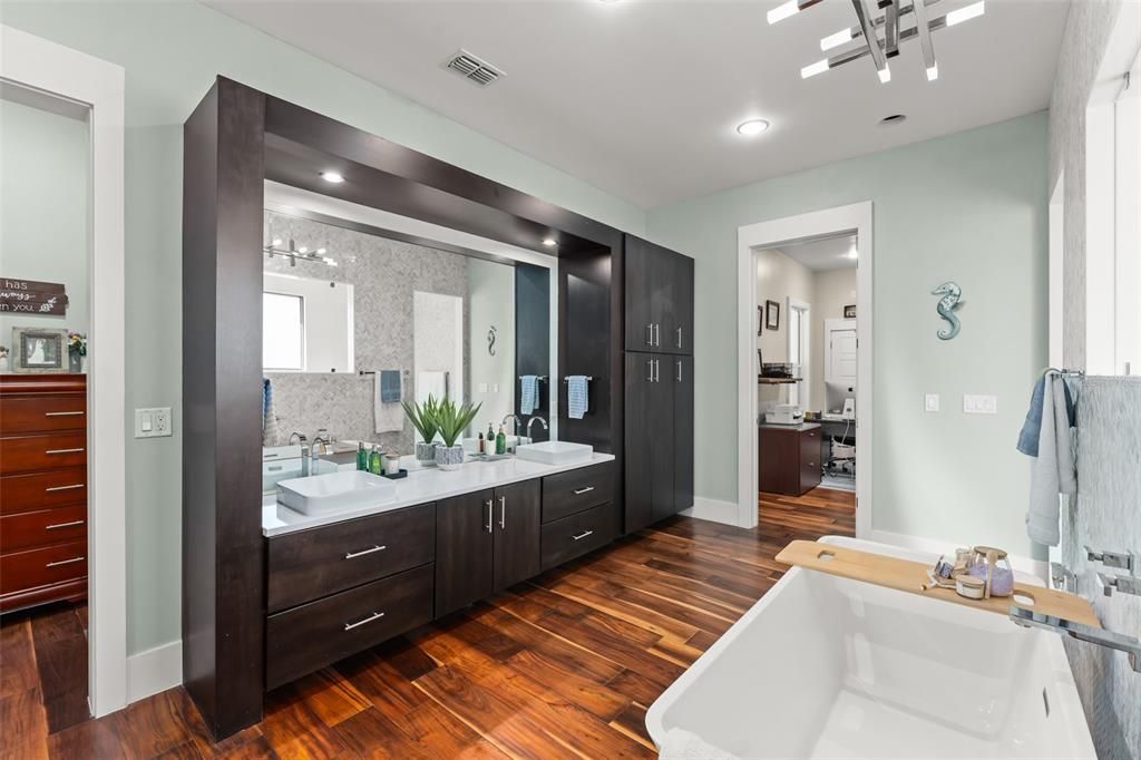 For Sale: $3,600,000 (5 beds, 6 baths, 5501 Square Feet)