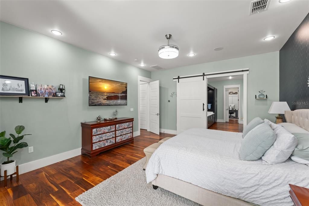 For Sale: $3,600,000 (5 beds, 6 baths, 5501 Square Feet)