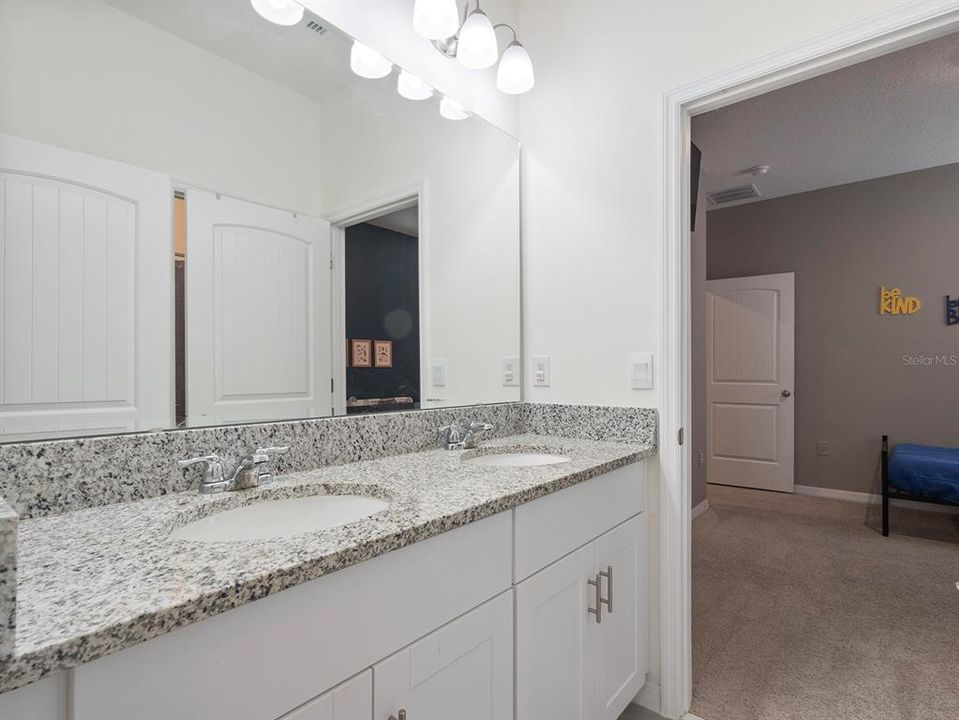 En Venta: $550,000 (4 camas, 3 baños, 2851 Pies cuadrados)