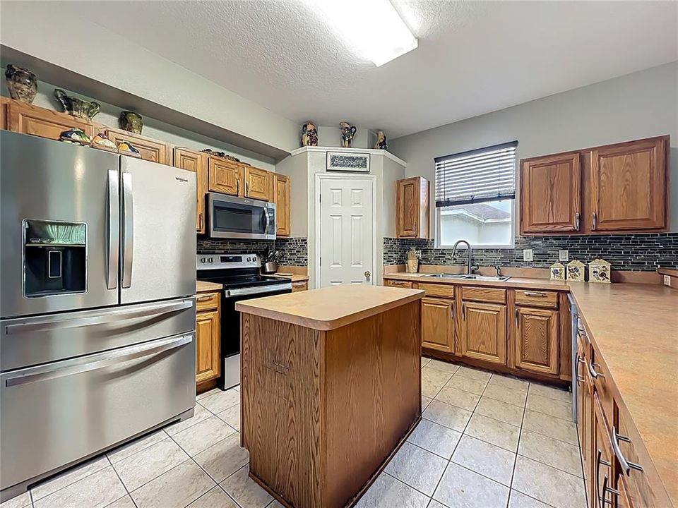 Active With Contract: $230,000 (3 beds, 2 baths, 1542 Square Feet)