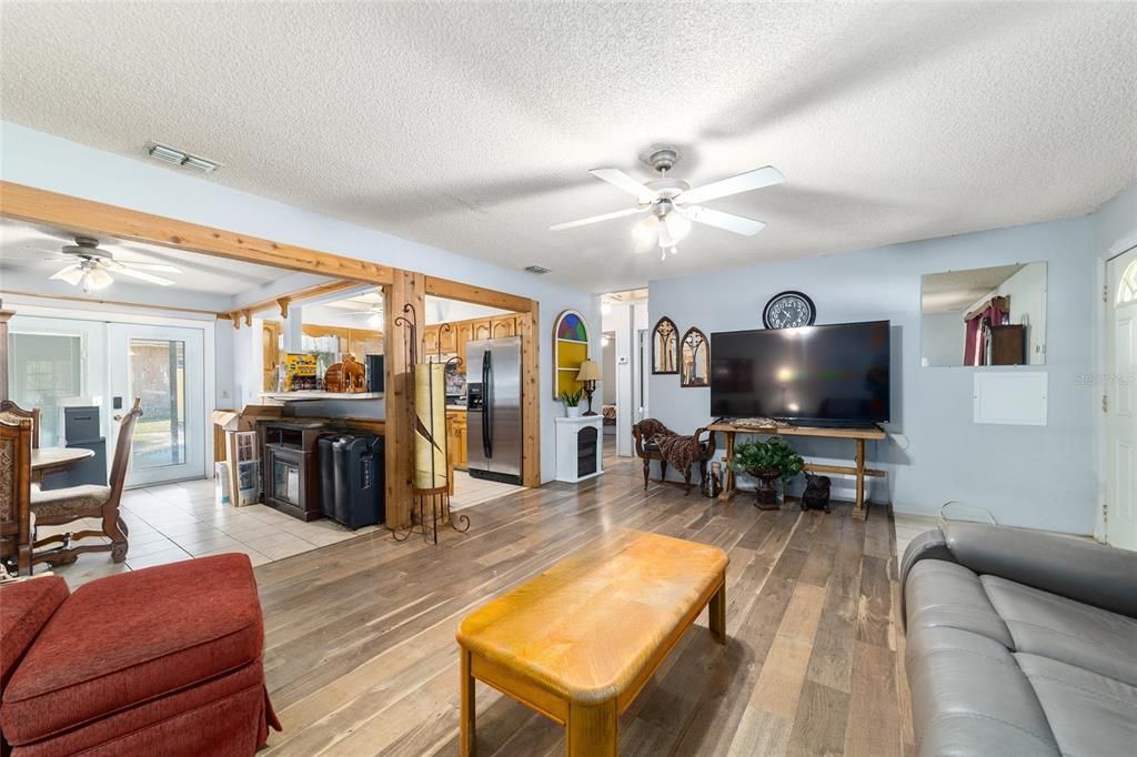 На продажу: $235,000 (3 спален, 2 ванн, 1421 Квадратных фут)