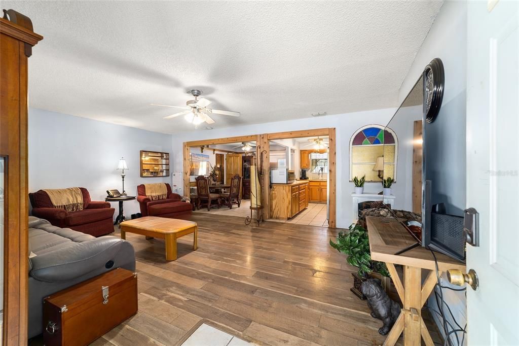 На продажу: $235,000 (3 спален, 2 ванн, 1421 Квадратных фут)