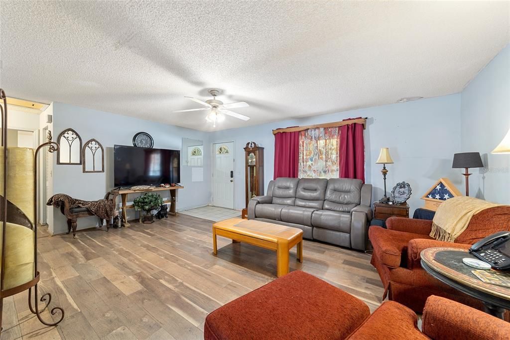 На продажу: $235,000 (3 спален, 2 ванн, 1421 Квадратных фут)