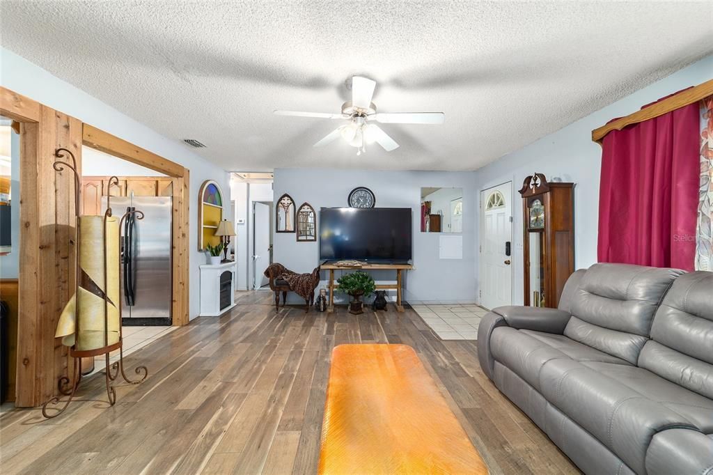 На продажу: $235,000 (3 спален, 2 ванн, 1421 Квадратных фут)