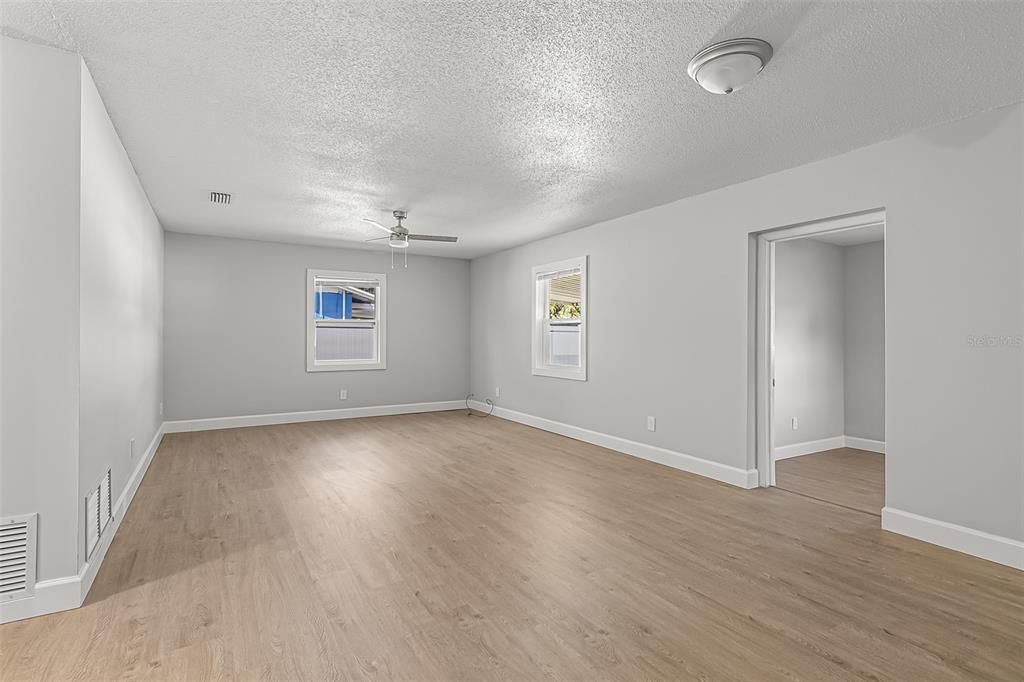 Active With Contract: $225,000 (3 beds, 2 baths, 1170 Square Feet)