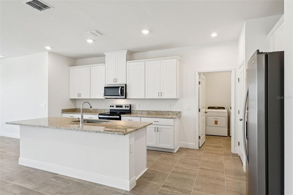 На продажу: $409,064 (4 спален, 2 ванн, 2054 Квадратных фут)