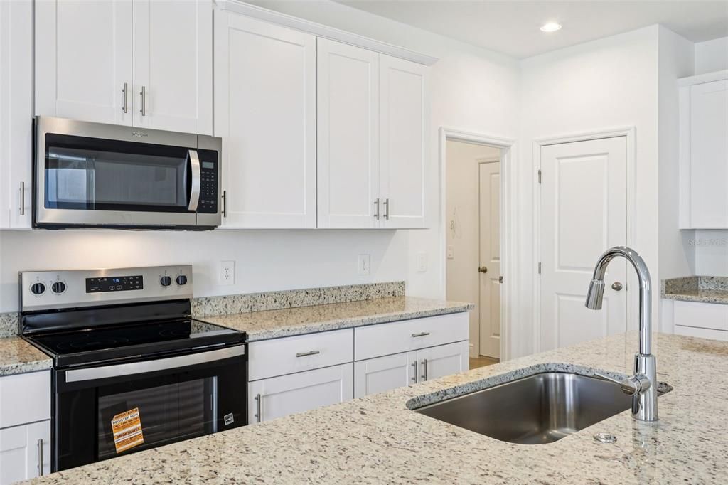 На продажу: $409,064 (4 спален, 2 ванн, 2054 Квадратных фут)