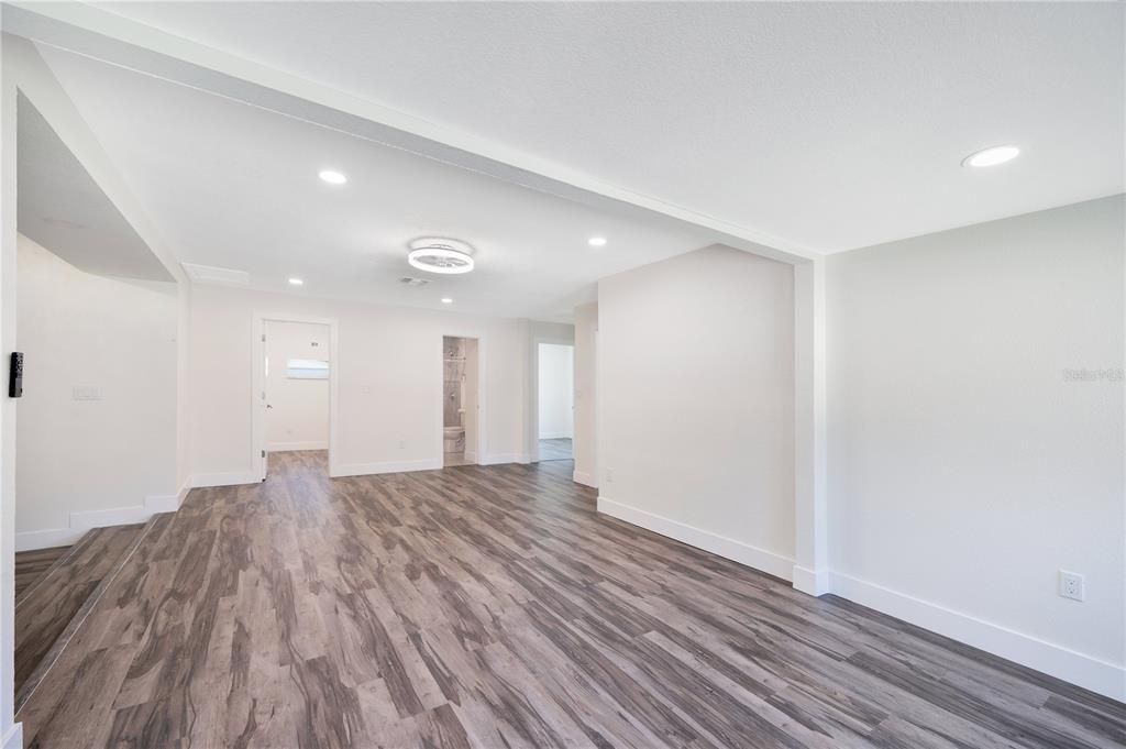 Active With Contract: $235,000 (3 beds, 2 baths, 1240 Square Feet)