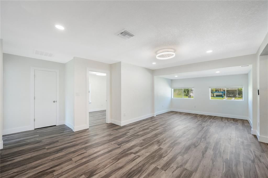 Active With Contract: $235,000 (3 beds, 2 baths, 1240 Square Feet)