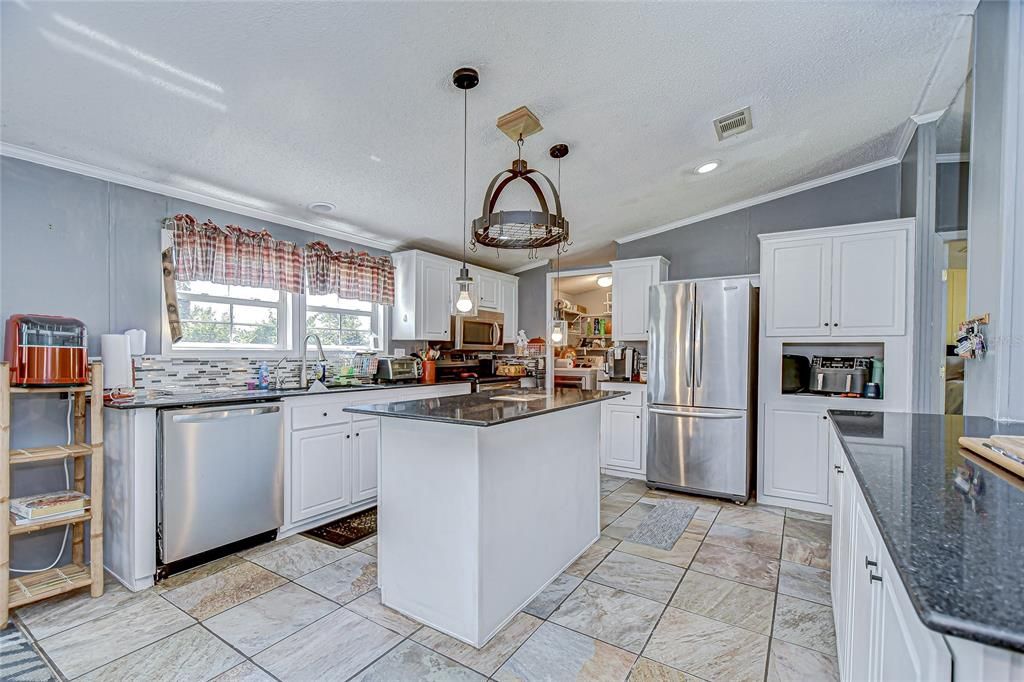 For Sale: $365,000 (3 beds, 2 baths, 1836 Square Feet)