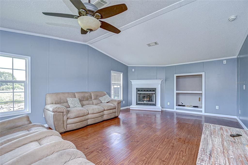 For Sale: $365,000 (3 beds, 2 baths, 1836 Square Feet)