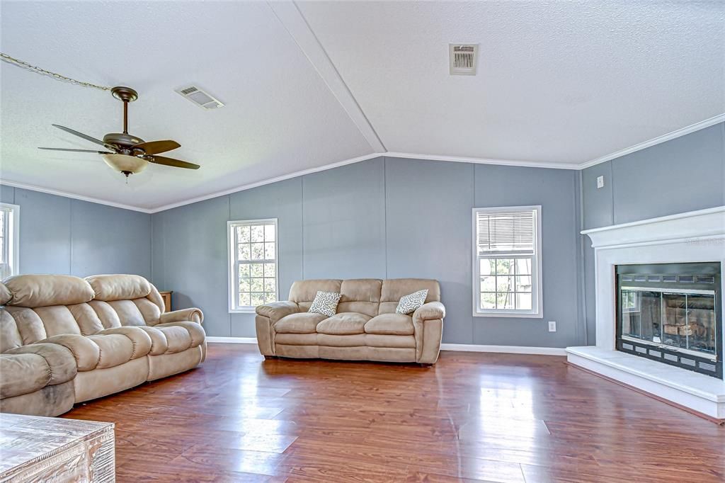 For Sale: $365,000 (3 beds, 2 baths, 1836 Square Feet)