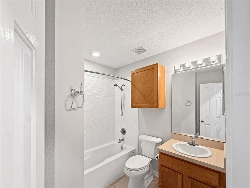 Active With Contract: $1,600 (1 beds, 1 baths, 744 Square Feet)