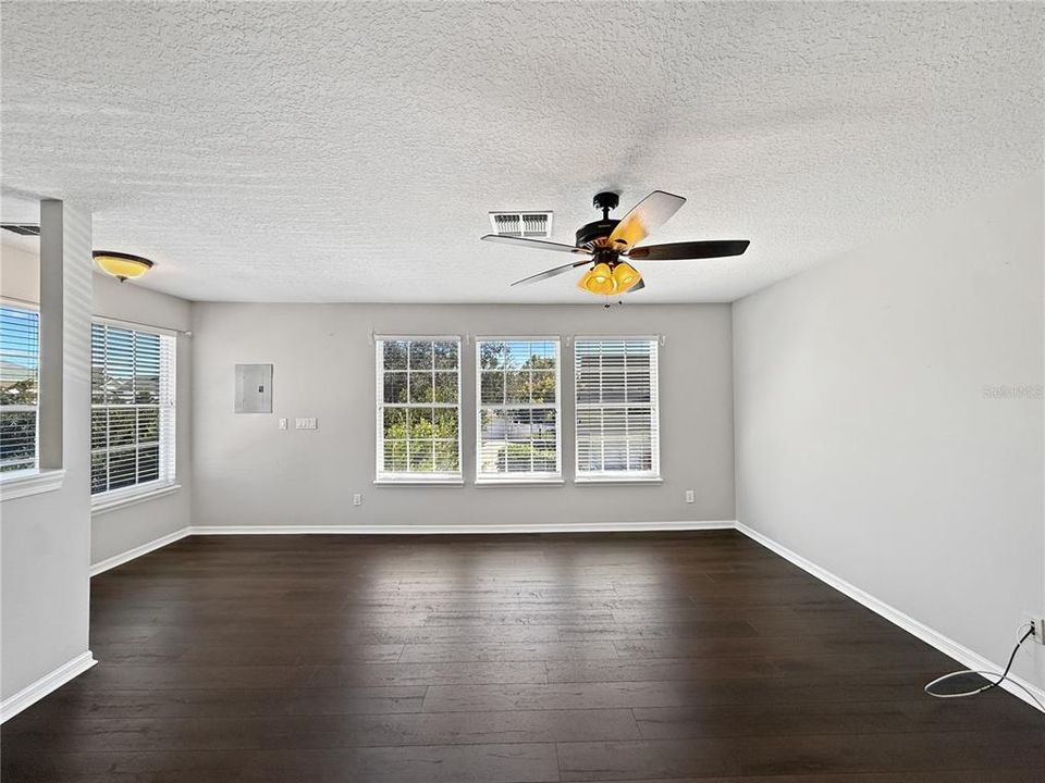 Active With Contract: $1,600 (1 beds, 1 baths, 744 Square Feet)