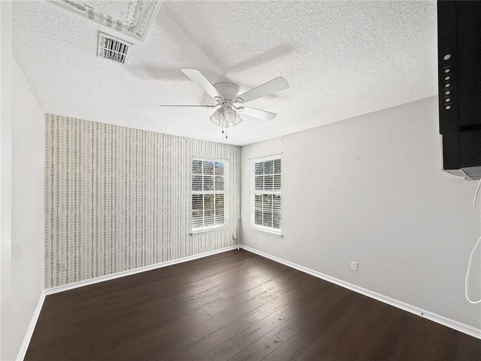 Active With Contract: $1,600 (1 beds, 1 baths, 744 Square Feet)