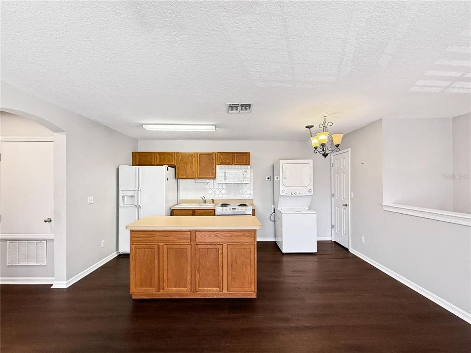 Active With Contract: $1,600 (1 beds, 1 baths, 744 Square Feet)