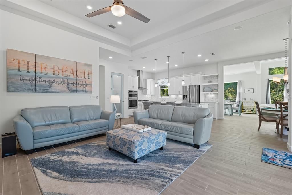 En Venta: $899,000 (4 camas, 3 baños, 2743 Pies cuadrados)