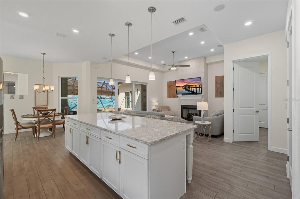 En Venta: $899,000 (4 camas, 3 baños, 2743 Pies cuadrados)