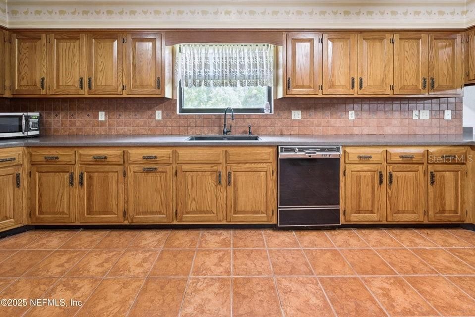 Active With Contract: $525,000 (3 beds, 2 baths, 2167 Square Feet)