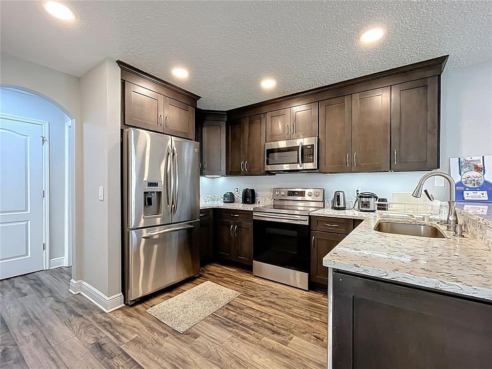 Под контрактом: $465,000 (3 спален, 2 ванн, 1828 Квадратных фут)