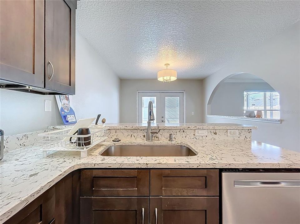 Под контрактом: $465,000 (3 спален, 2 ванн, 1828 Квадратных фут)