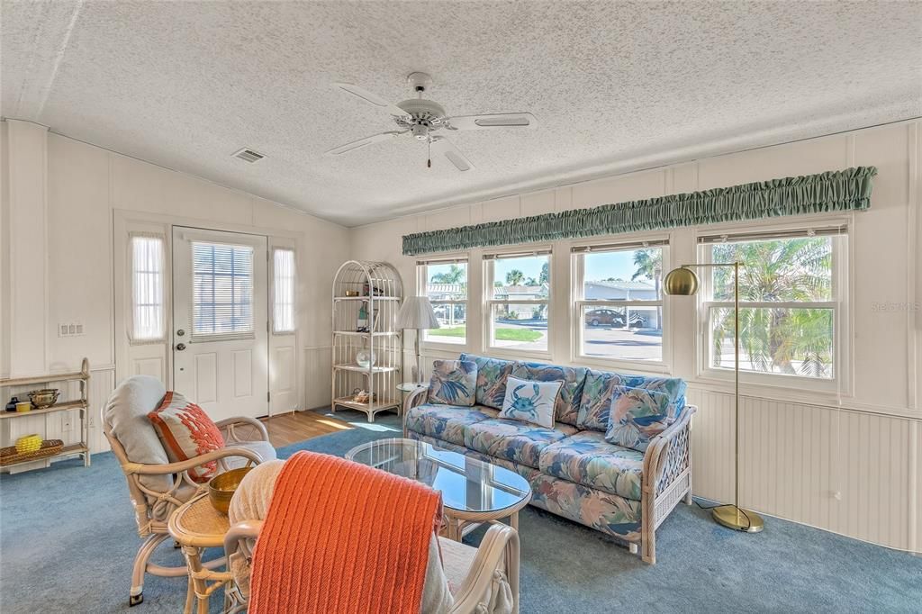 For Sale: $168,000 (2 beds, 1 baths, 726 Square Feet)