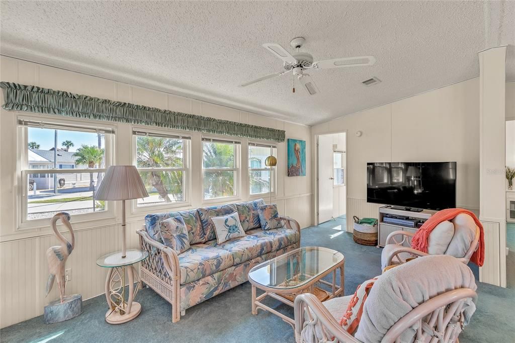 For Sale: $168,000 (2 beds, 1 baths, 726 Square Feet)