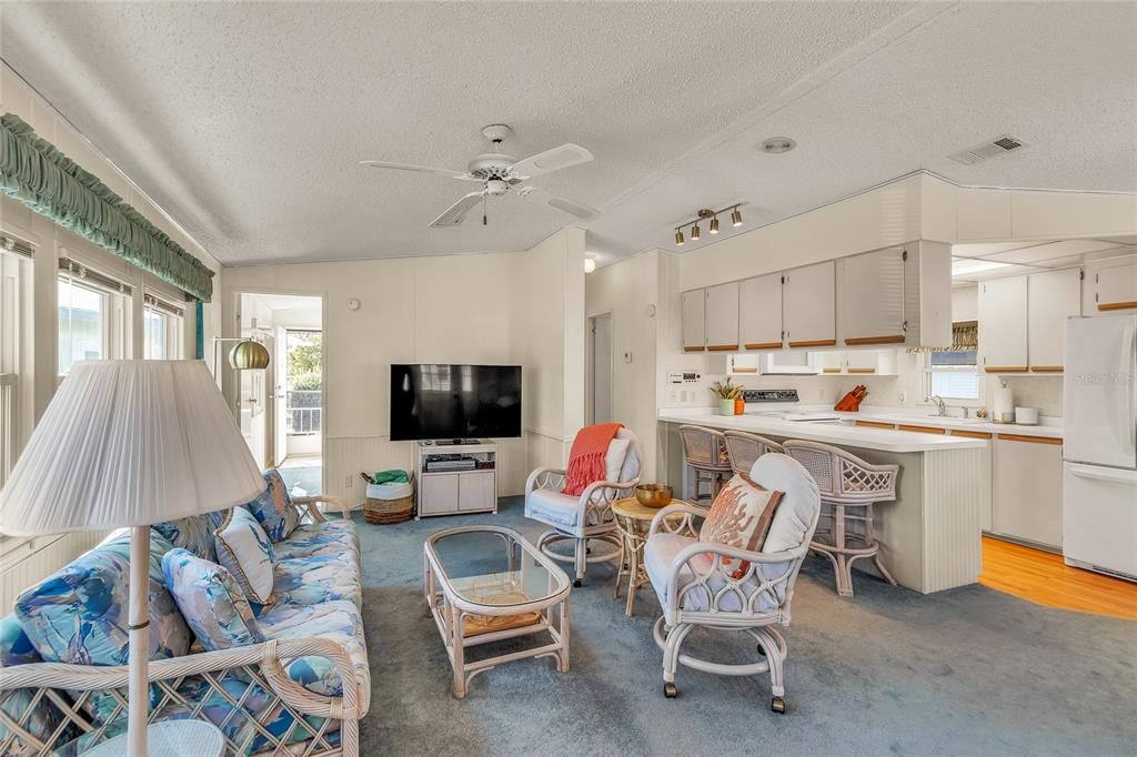 For Sale: $168,000 (2 beds, 1 baths, 726 Square Feet)