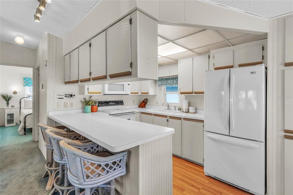 For Sale: $168,000 (2 beds, 1 baths, 726 Square Feet)