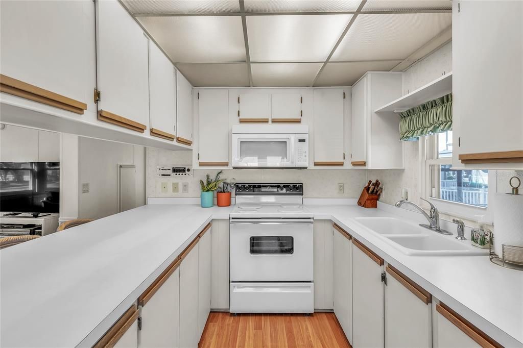 For Sale: $168,000 (2 beds, 1 baths, 726 Square Feet)