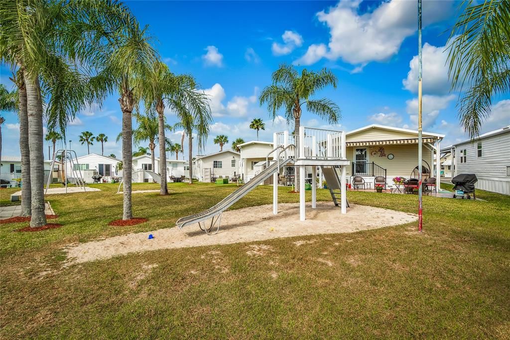 For Sale: $168,000 (2 beds, 1 baths, 726 Square Feet)