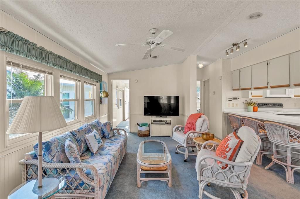 For Sale: $168,000 (2 beds, 1 baths, 726 Square Feet)